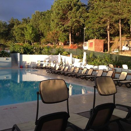 Camping Pineta Hotel Urbino Buitenkant foto