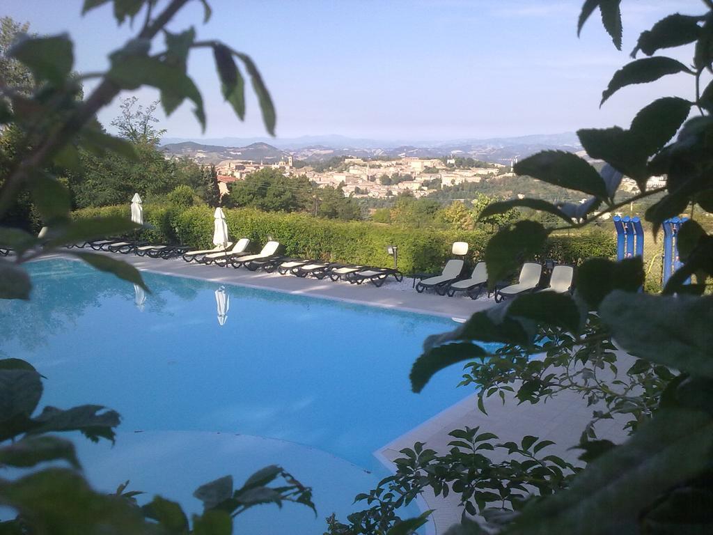 Camping Pineta Hotel Urbino Buitenkant foto