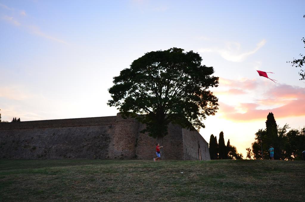 Camping Pineta Hotel Urbino Buitenkant foto