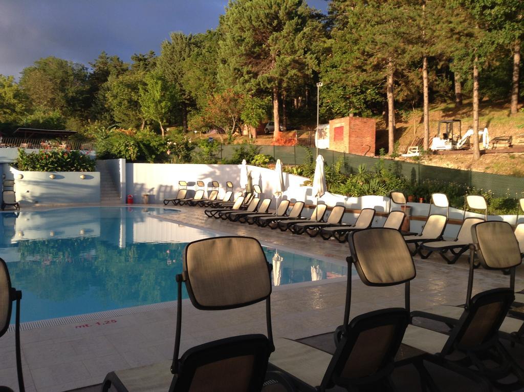 Camping Pineta Hotel Urbino Buitenkant foto